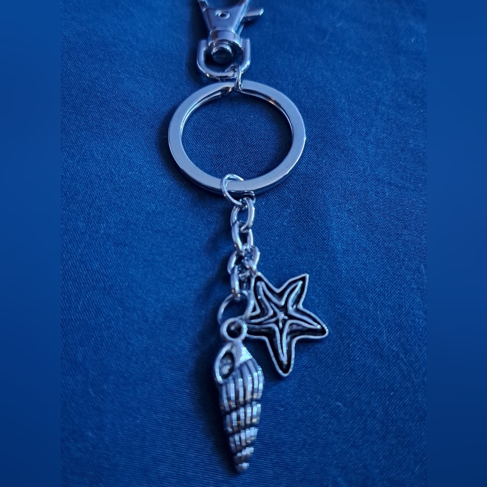 Silver Starfish and Shell Keychain - Picture 3 of 5